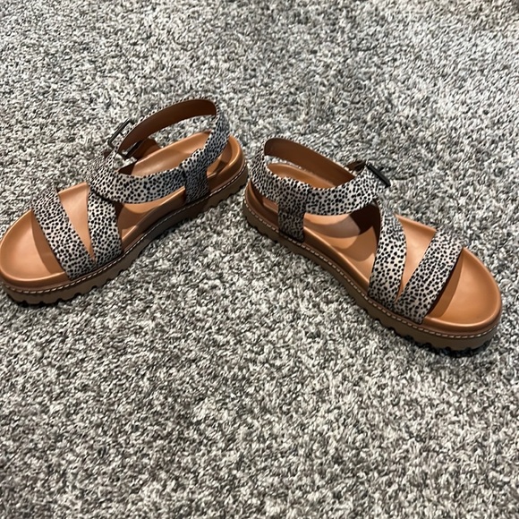 Universal Thread sandals - Picture 2 of 3